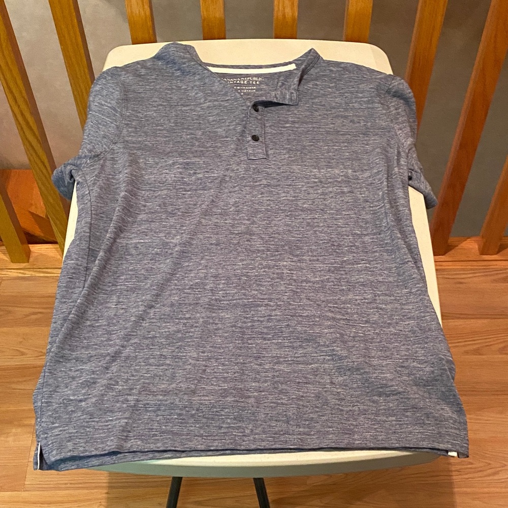 Banana Republic short sleeve t-shirt. Size: M. Color: Navy Blue